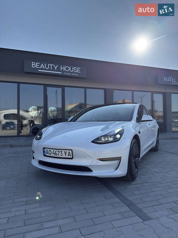 Седан Tesla Model 3 2023 в 