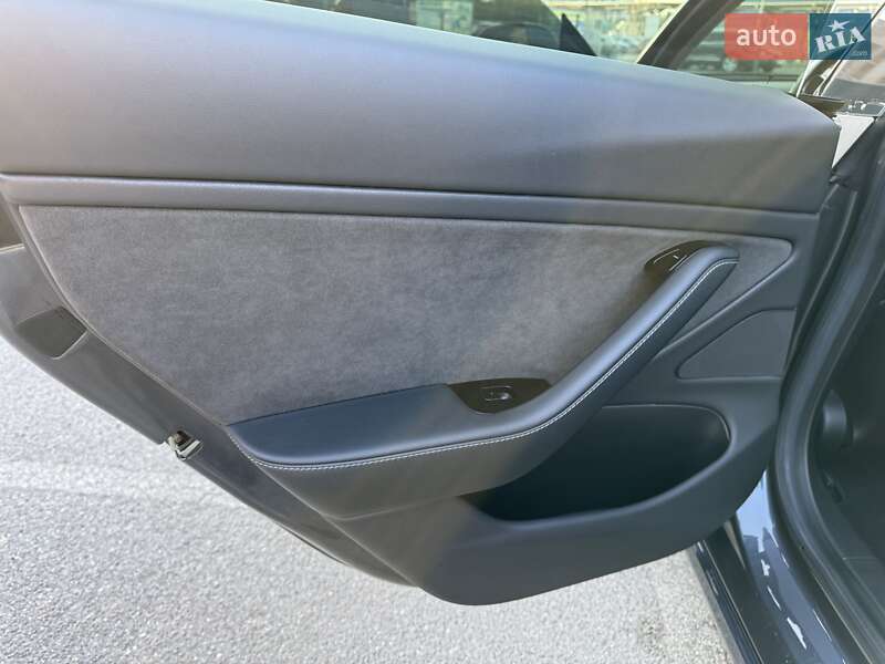 Седан Tesla Model 3 2019 в Львові