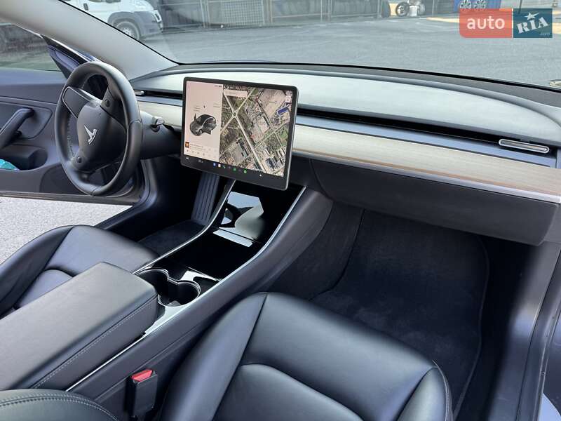 Седан Tesla Model 3 2019 в Львові