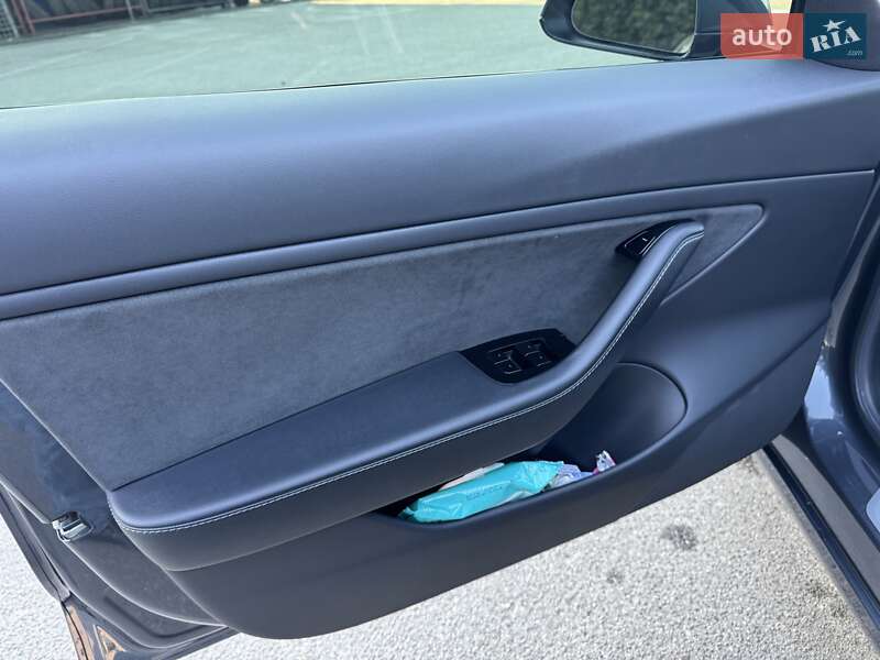 Седан Tesla Model 3 2019 в Львові