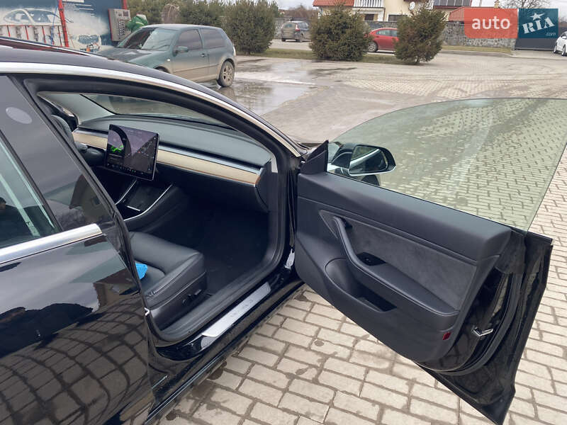 Седан Tesla Model 3 2019 в Городке