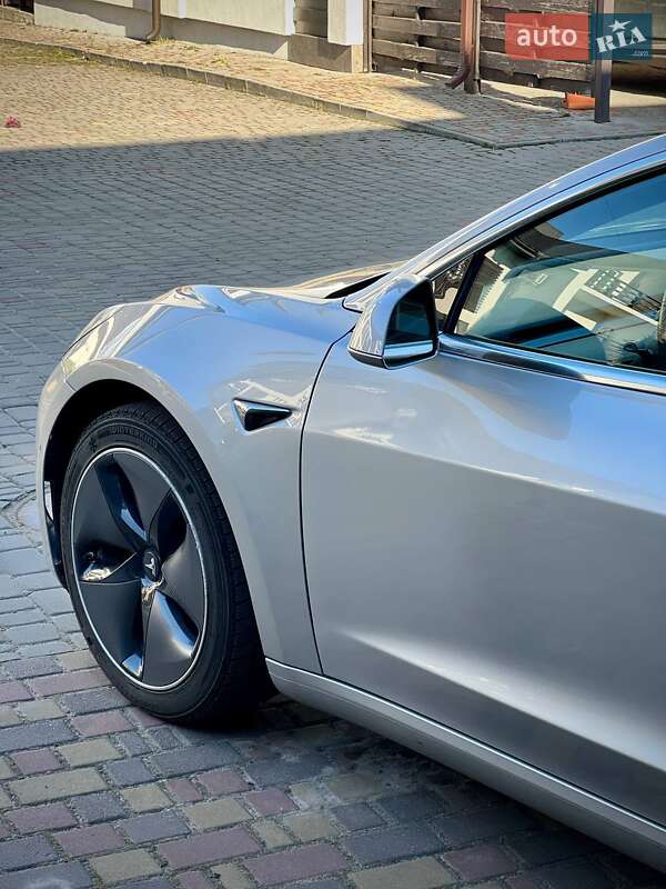 Седан Tesla Model 3 2018 в Рівному