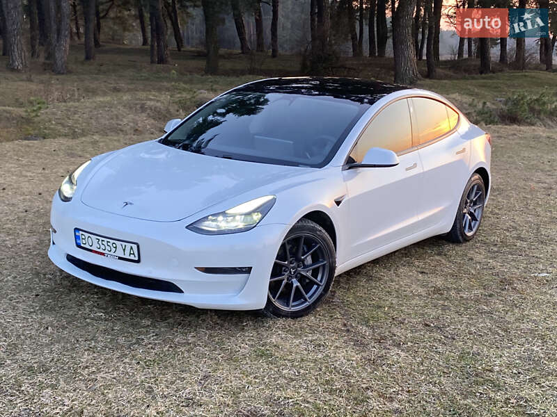 Седан Tesla Model 3 2021 в 
