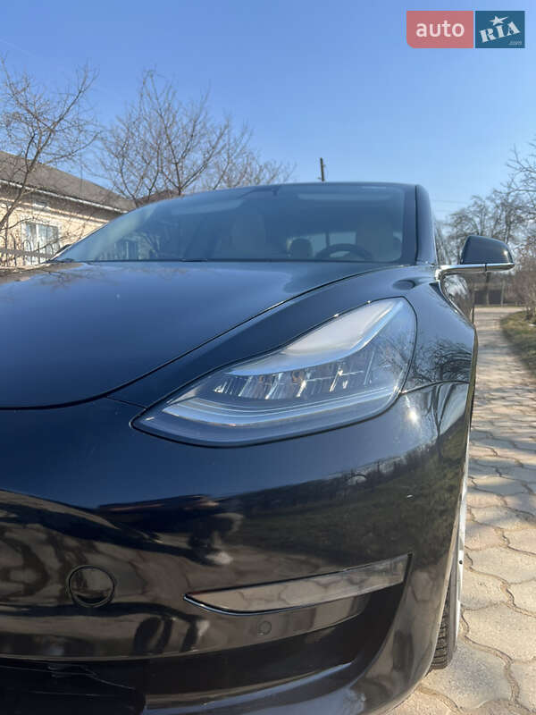Седан Tesla Model 3 2018 в Долине