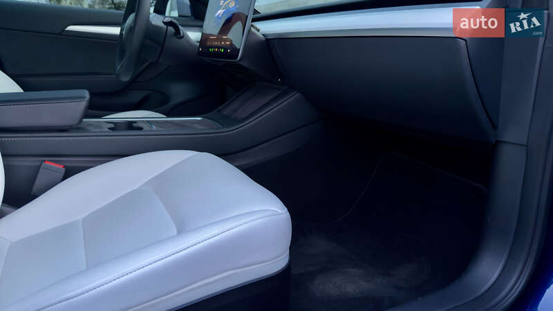 Седан Tesla Model 3 2023 в Днепре