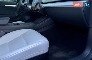 Седан Tesla Model 3 2023 в 
