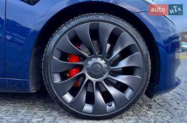Седан Tesla Model 3 2023 в 