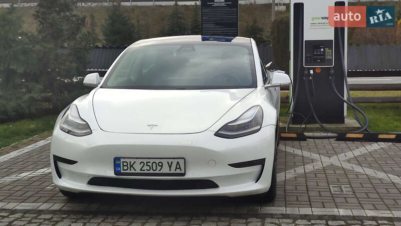 Седан Tesla Model 3 2020 в Киеве