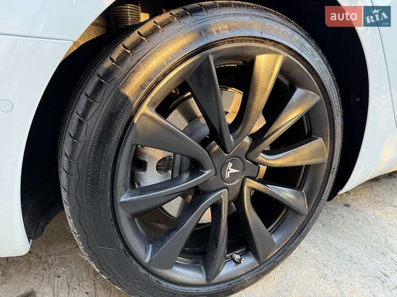 Седан Tesla Model 3 2020 в Ковелі