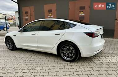 Седан Tesla Model 3 2021 в 