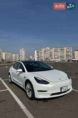 Седан Tesla Model 3 2022 в 