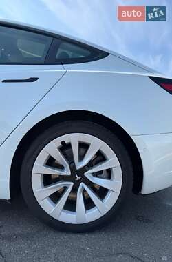 Седан Tesla Model 3 2022 в 
