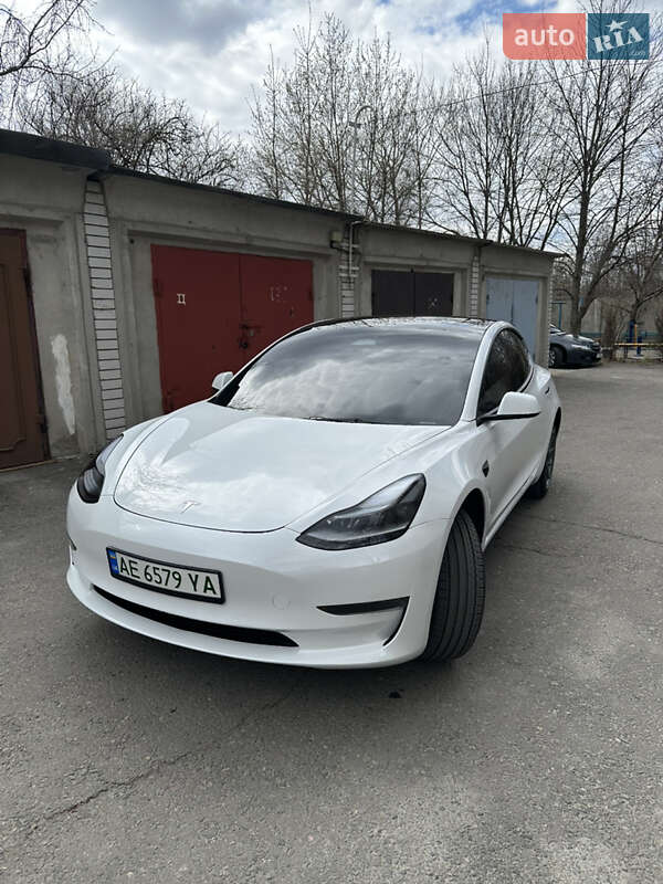 Седан Tesla Model 3 2023 в 