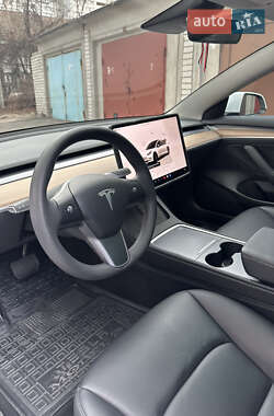 Седан Tesla Model 3 2023 в 