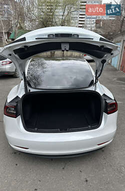 Седан Tesla Model 3 2023 в 