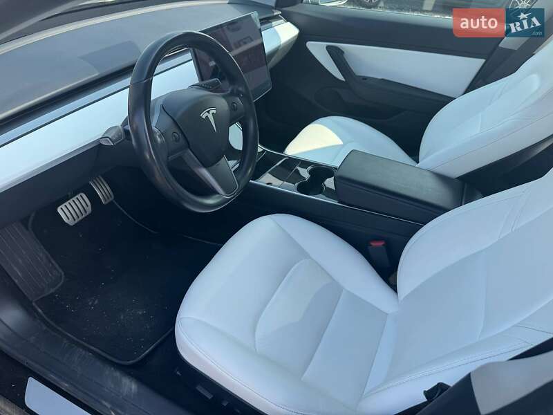 Седан Tesla Model 3 2018 в Самборі