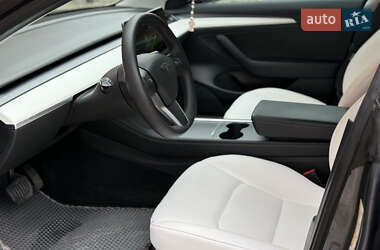 Седан Tesla Model 3 2022 в 