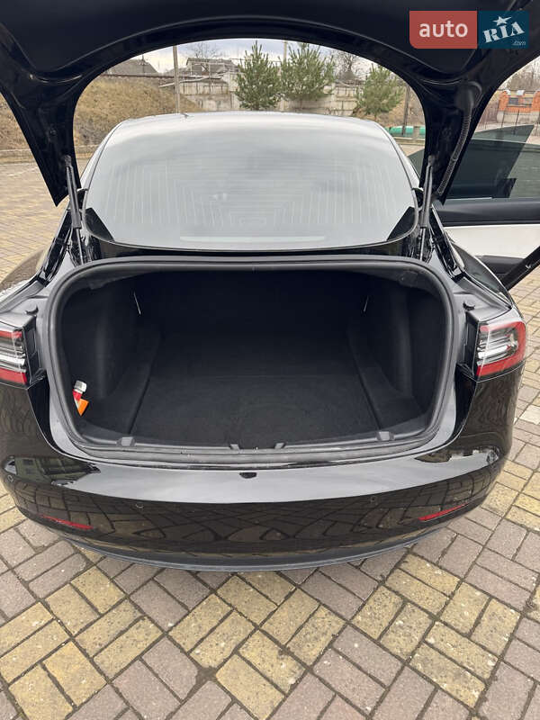 Седан Tesla Model 3 2020 в Самборі