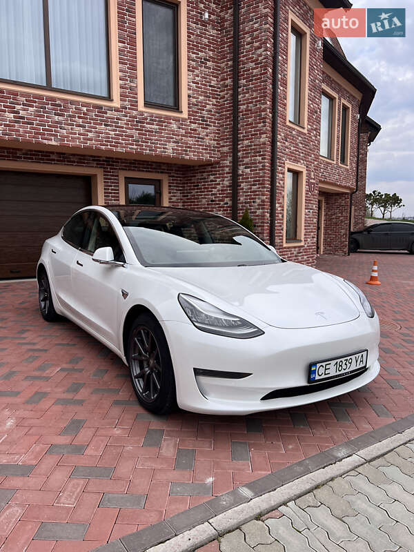 Седан Tesla Model 3 2020 в Черновцах