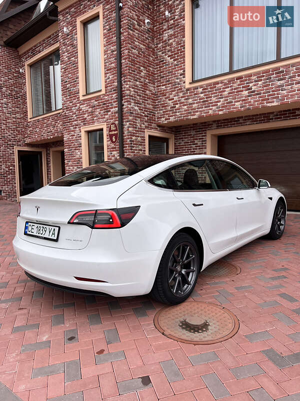 Седан Tesla Model 3 2020 в Черновцах