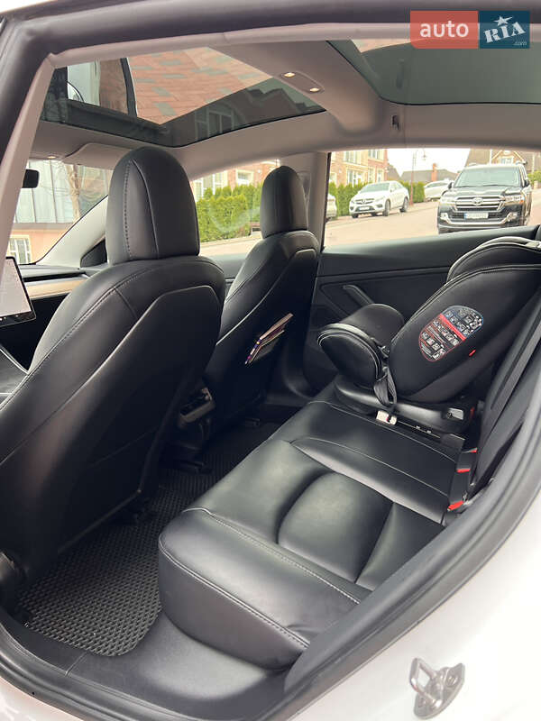 Седан Tesla Model 3 2020 в Черновцах