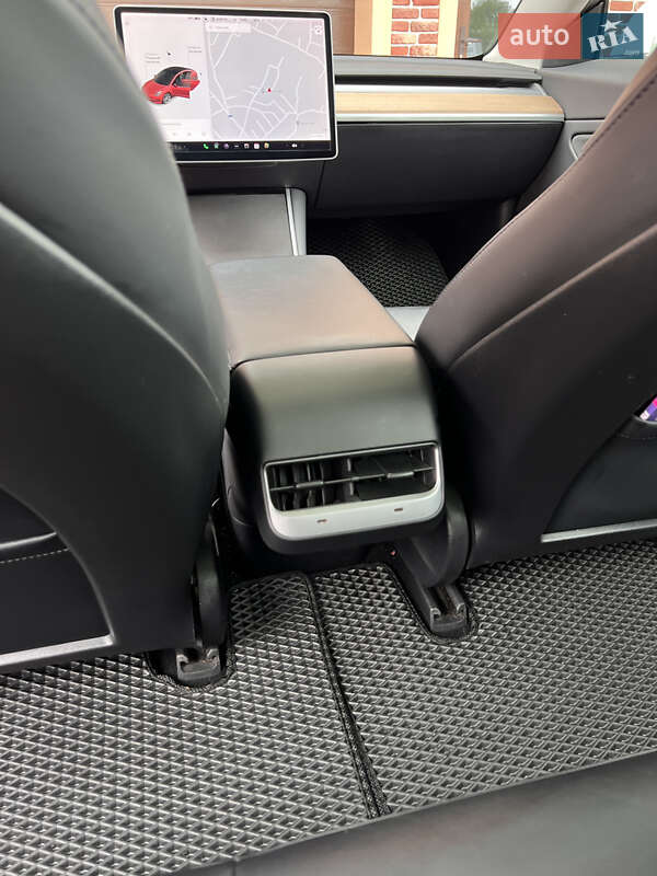Седан Tesla Model 3 2020 в Черновцах