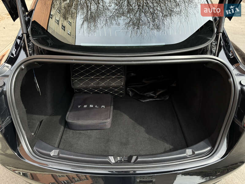 Седан Tesla Model 3 2019 в Киеве