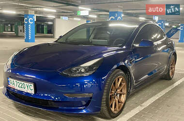Седан Tesla Model 3 2022 в 