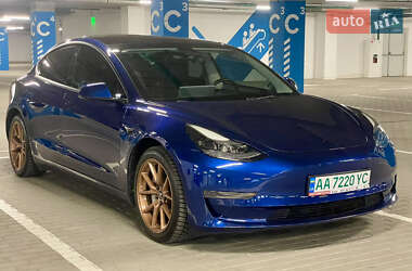 Седан Tesla Model 3 2022 в 