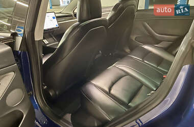 Седан Tesla Model 3 2022 в 