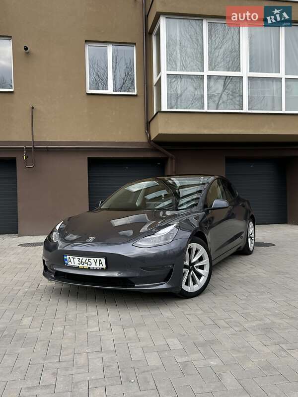 Седан Tesla Model 3 2023 в 