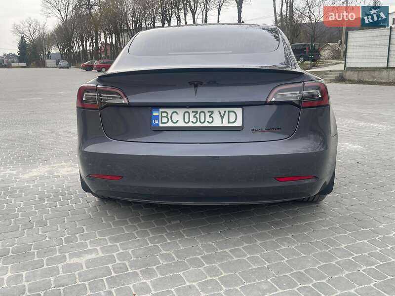 Седан Tesla Model 3 2019 в Львове