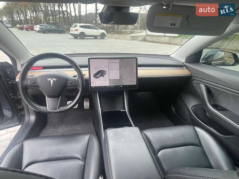 Седан Tesla Model 3 2019 в Львове