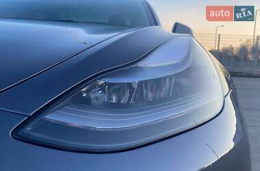 Седан Tesla Model 3 2022 в 