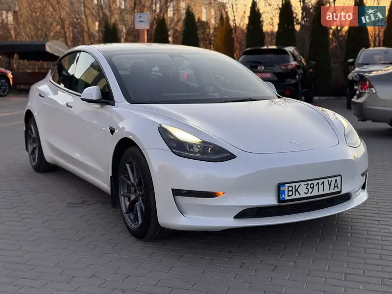 Седан Tesla Model 3 2023 в 