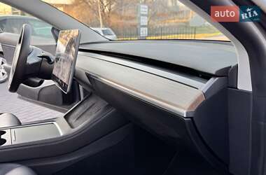 Седан Tesla Model 3 2021 в 