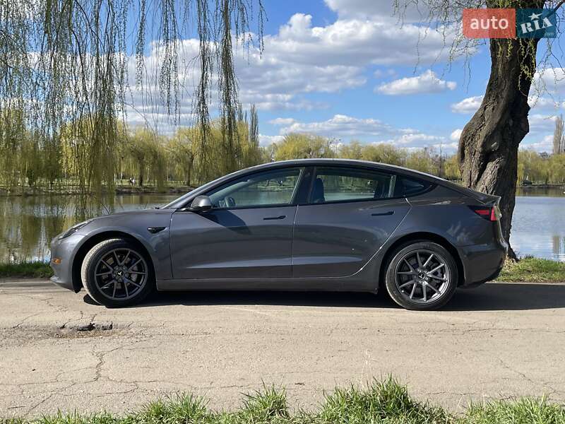 Седан Tesla Model 3 2022 в Ровно