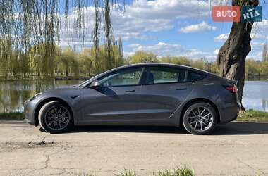 Седан Tesla Model 3 2022 в 