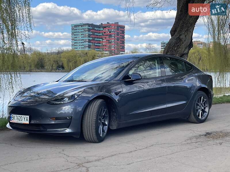 Седан Tesla Model 3 2022 в Ровно