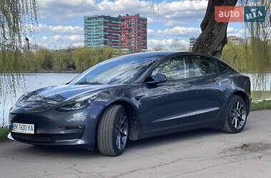Седан Tesla Model 3 2022 в 