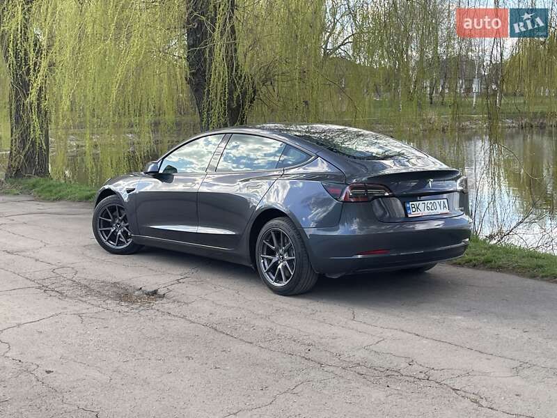 Седан Tesla Model 3 2022 в Ровно