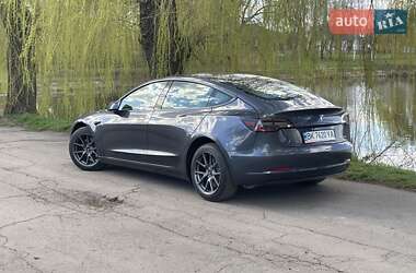 Седан Tesla Model 3 2022 в 