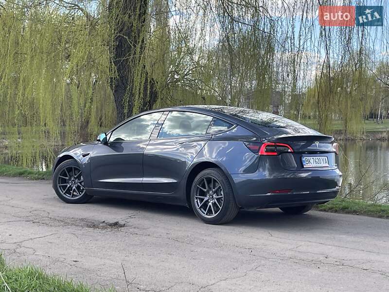 Седан Tesla Model 3 2022 в Ровно
