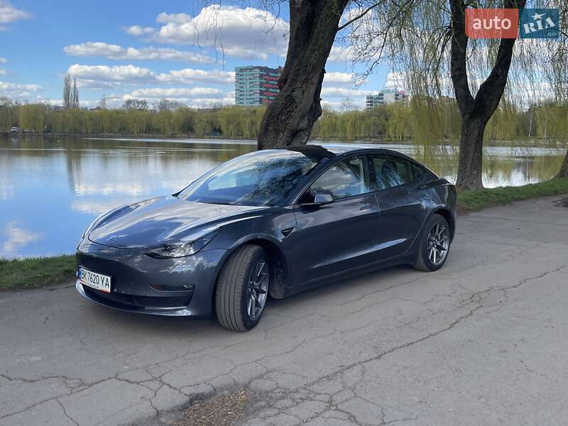 Седан Tesla Model 3 2022 в Ровно