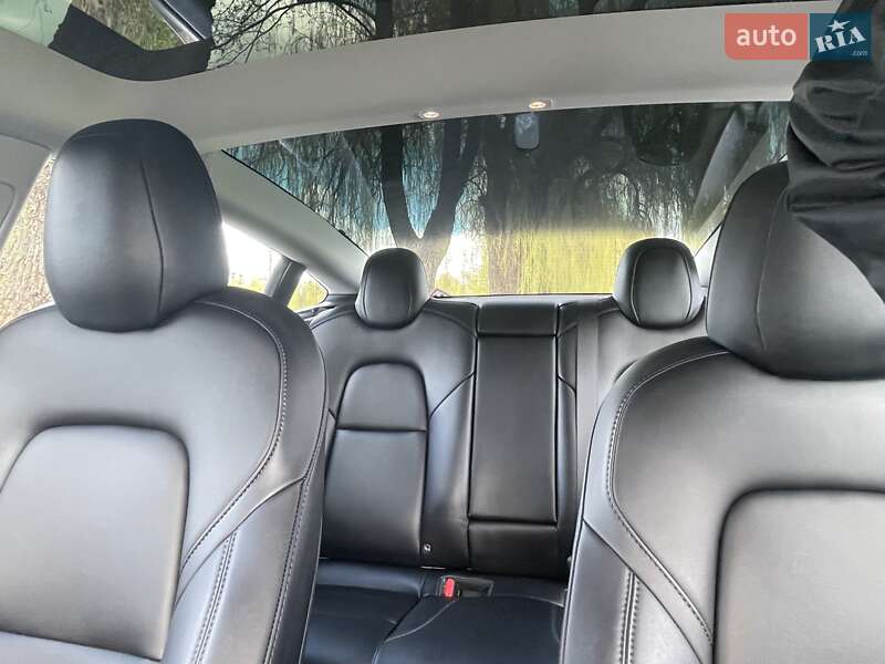 Седан Tesla Model 3 2022 в Ровно