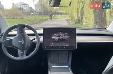 Седан Tesla Model 3 2022 в 