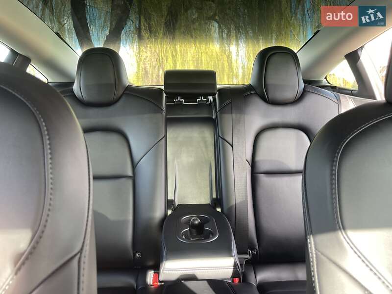 Седан Tesla Model 3 2022 в Ровно