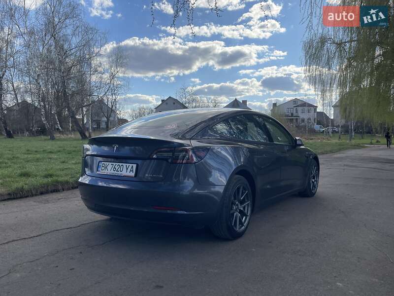 Седан Tesla Model 3 2022 в Ровно