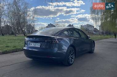 Седан Tesla Model 3 2022 в 