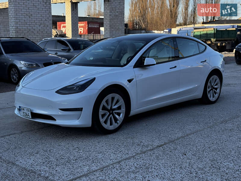 Седан Tesla Model 3 2023 в Житомирі